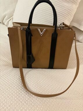LOUIS VUITTON Rubis Noisettle Leather Very MM Tote Bag